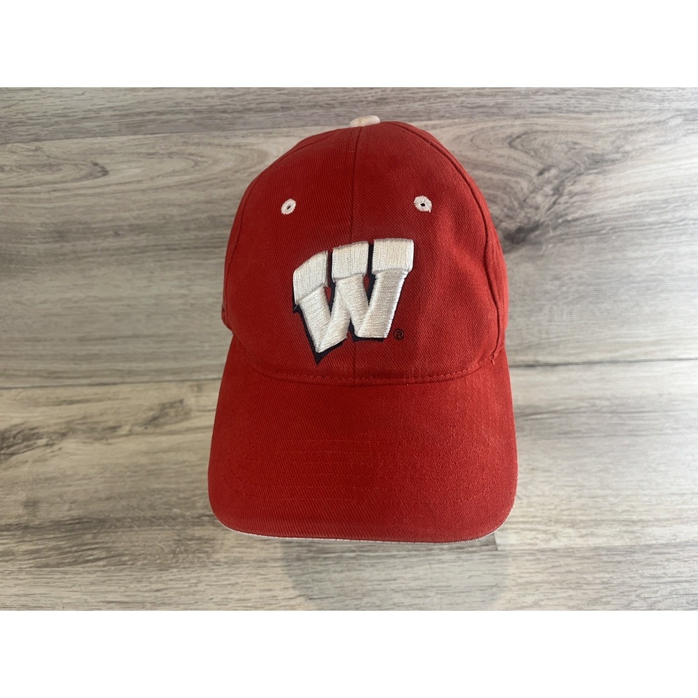 Vintage Wisconsin Badgers Strapback Hat Mens Embroidered Adjustable Red White‎